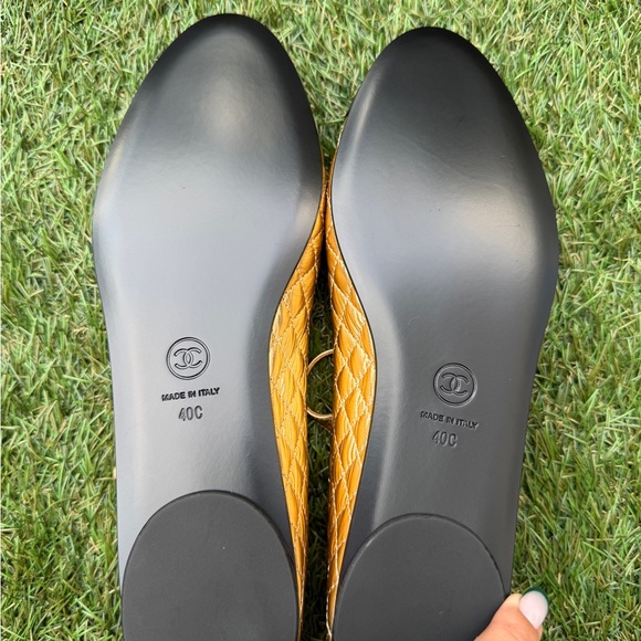 CHANEL CC LOGO GOLD LEATHER MARYJANE BALLET FLATS SHOES QUILTED BLACK CAP TOE 40 - Picture 14 of 15